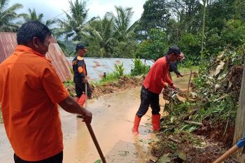 Antisipasi longsor,BPBD Agam bersihkan material tanah di pinggir jalan