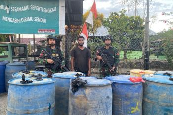 Prajurit Satgas Pamtas Yonif Raider 300 sita 2.030 ton BBM ilegal
