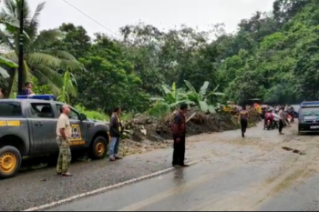 Longsor di Nagari Pianggu Kabupaten Solok sempat memutus jalan Lintas Sumatera