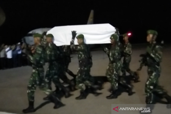 Jenazah Prajurit 725/Woroagi Praka Anumerta Risno tiba di Lanud HLO Kendari