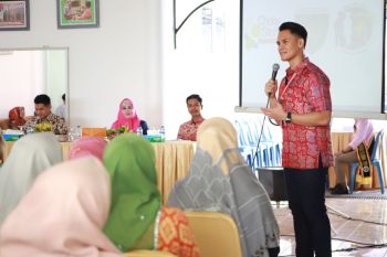 Aktor Choky Sitohang latih perempuan Pesisir Selatan berkomunikasi di depan publik