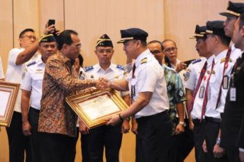 Menhub Berikan Penghargaan Awak Kabin Batik Air