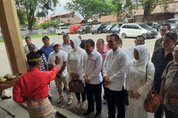 Fakhrizal-Genius Umar disambut gendang tasa saat datangi KPU Sumbar