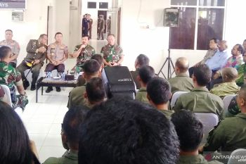 Keterlibatan warga lokal asli Papua dalam evakuasi korban helikopter