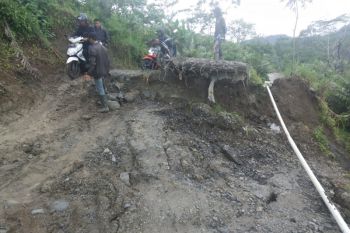 Tanah bergerak di Kayuares, warga Banjarnegara diimbau waspada