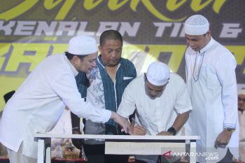 Suporter Barito Putera Tandatangani Pakta Integritas