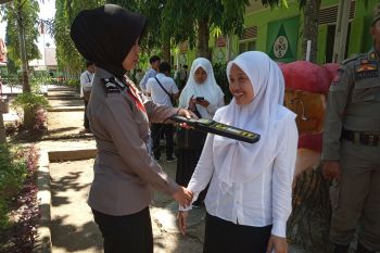 Peserta ujian SKD CPNS Agam lewati metal detector sebelum masuk ruangan (Video)