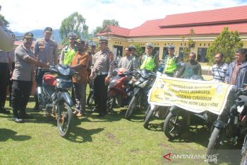 Polres jayawijaya kembalikan 10 motor curian dan tahan 19 motor milik polisi