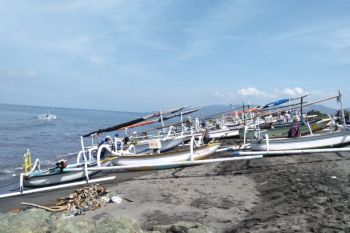Nelayan Mataram tak melaut karena gelombang tinggi