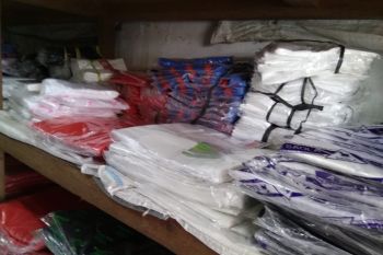 Pedagang plastik kresek di Kota Makassar siap sesuaikan harga