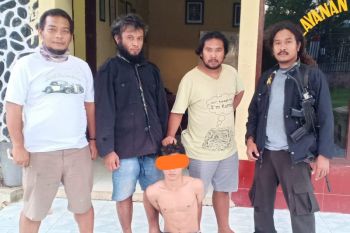 Rampas handphone dan tikam pacar, pelajar ditangkap polisi di plafon rumah