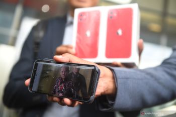 MAKI serahkan iPhone 11 dan laporan aset diduga milik Sekretaris MA Nurhadi