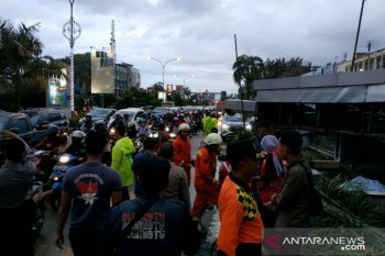 Angin puting beliung mengamuk, belasan rumah di Pontianak rusak