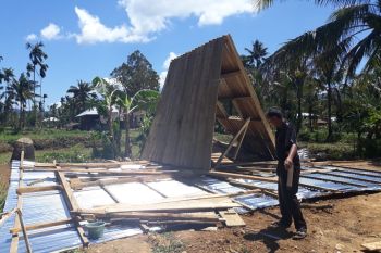 Sejumlah rumah di Talamau,  Pasaman Barat rusak ditiup angin