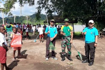 Prajurit TNI-Polri dan masyarakat gotong royong bersihkan Kampung Trimuris