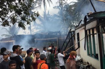 Satu orang tewas dalam kebakaran yang hanguskan empat rumah di Solok