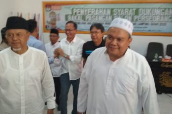 Firmansyah-Bustomi serahkan dukungan ke KPU diiringi tiga ekor kuda