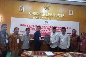 Suhatril - Muhammad Tonic serahkan 34.500 dukungan ke KPU Agam (Video)