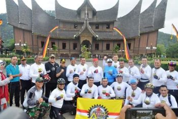 Mangayuah malinteh kampuang, Wakasad terkesan dengan Istano Basa Pagaruyuang