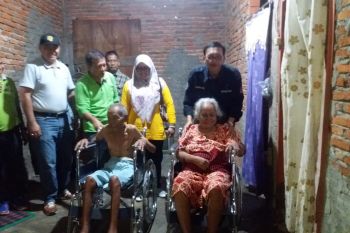 Bupati serahkan kursi roda kepada pasangan suami istri di Lunang
