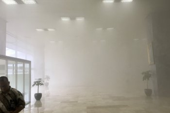 Asap mengepul di Gedung Nusantara III DPR RI