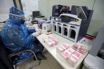 Benarkah uang tunai memungkinkan tularkan virus corona?