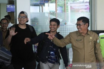 Mahasiswa Aceh dari Natuna berbaur dengan masyarakat