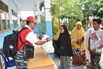 Lantamal VI bagikan 500 paket sembako untuk warga Pulau Kodingareng Makassar