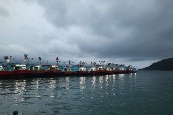 Gelombang tinggi nelayan Natuna tak melaut
