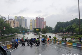 Banjir putus banyak akses menunju Monas dari bagian timur Jakpus