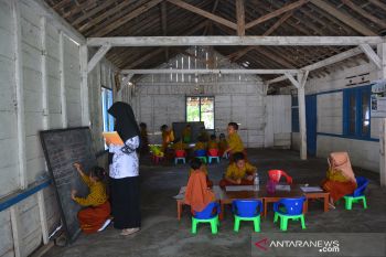 Siswa TK belajar di rumah warga