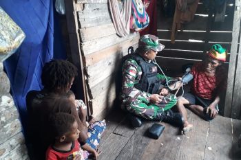 Prajurit TNI berikan pelayanan kesehatan warga Arso perbatasan RI-PNG