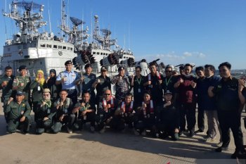 TNI AL fasilitasi evakuasi WNI ABK World Dream ke KRI dr  Soeharso-990