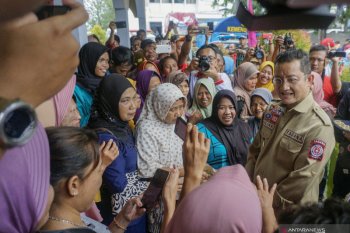 Mensos serahkan  bantuan banjir Pekalongan Rp1,2 miliar
