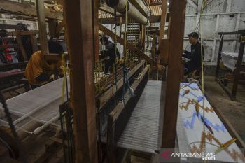 Produksi tenun sutra tradisional