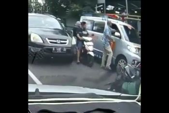 Polisi selidiki seorang pengemudi pemukul supir ambulans di Bintaro