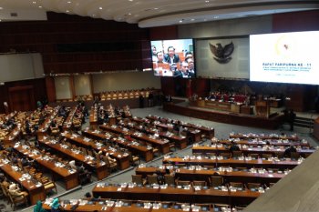 Pimpinan DPR lantik tiga anggota PAW