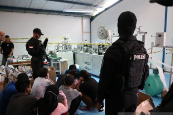 Mesin dan bahan pabrik masker ilegal di Cilincing datangkan dari China