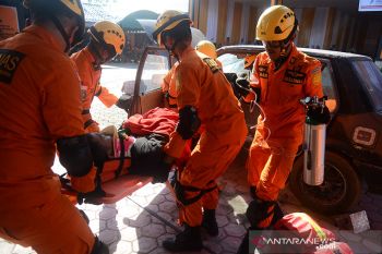 Latihan penyelamatan korban laka lantas