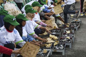 500 orang pecahkan rekor dunia MURI buat logo K3 berbahan kemplang