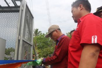 Warga Kecamatan Aere Kolaka Timur menikmati jaringan internet