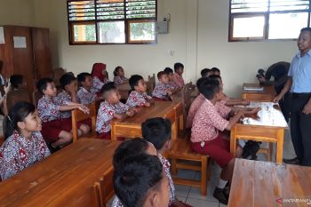 Yayasan konservasi edukasi siswa kelola sampah di Wakatobi
