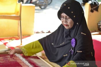 Mengangkat kembali kain cual Mentok