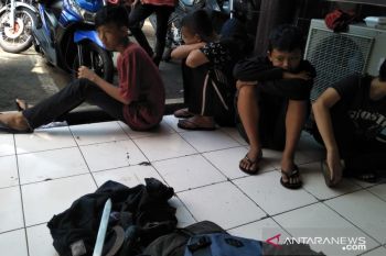 Kedapatan bawa senjata tajam, belasan siswa SD dan SMP di Cianjur ditahan polisi