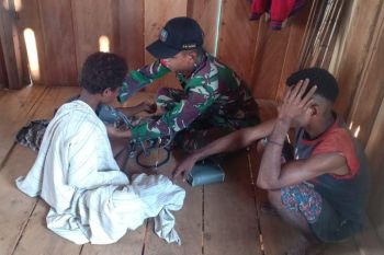 Prajurit TNI patroli kesehatan warga di perbatasan RI-PNG
