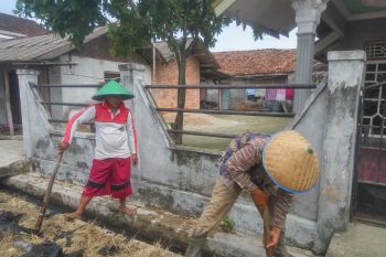 Pokdar Kamtibmas Labuhan Maringgai bersihkan selokan