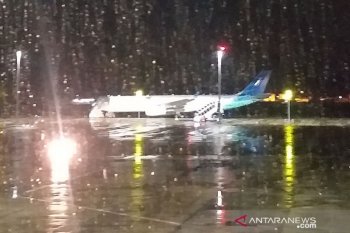 Pesawat mengangkut WNI ABK Diamond Princess mendarat di Bandara Kertajati