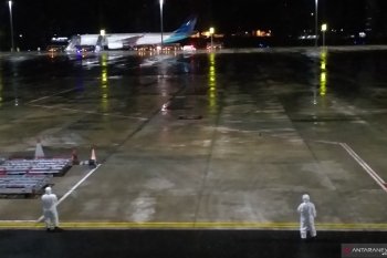 Petugas berpakaian khusus sambut kedatangan WNI ABK Diamond Princess