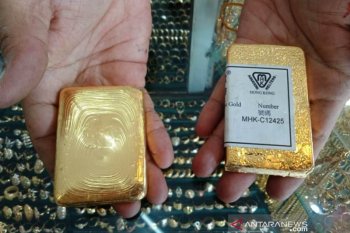 Emas terperosok, dolar menguat setelah Powell dukung suku bunga naik
