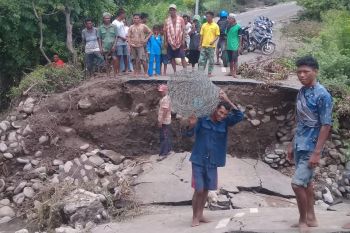Gubernur NTB menginstruksikan jalan putus di Bima secepatnya diperbaiki